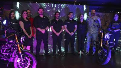 La TVS Ronin en exhibición durante su lanzamiento en Honduras, destacando su diseño retro-moderno y tecnología avanzada.