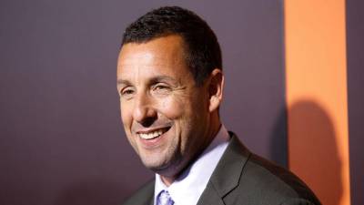 Adam Sandler dijo que él y sus hijas escuchan todas las canciones de Taylor Swift.