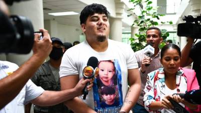 Carlos Arturo Quintanilla Pineda llegó al juzgadoz con la foto del hijo que mató.