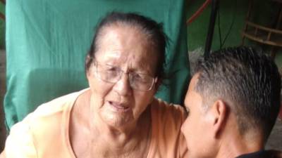 Doña Enriqueta Sagastume fue sorprendida por el exportero hondureño Víctor Coello.