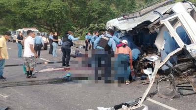 Un fuerte accidente de tránsito se registró este miércoles en la cuesta del Rodeo, en el departamento de Comayagua, donde una rastra impactó contra un bus en el que se transportaban agentes de la Policía Nacional.