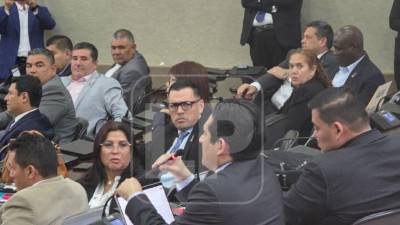 Mario Morazán comparece ante el Congreso en medio de protestas