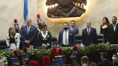 La designada presidencial, Doris Gutiérrez, el presidente del Congreso, Luis Redondo, y Hugo Noé Pino, vicepresidente del Legislativo.