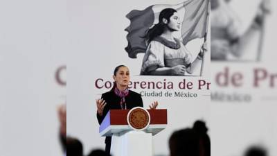La presidenta de México, Claudia Sheinbaum, habla durante una conferencia de prensa este viernes, en el Palacio Nacional de la Ciudad de México (México).