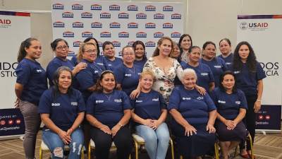 Grupo de mujeres emprendedoras que fueron capacitadas por Finsol y Usaid para hacer uso de herramientas que impulsen sus negocios.