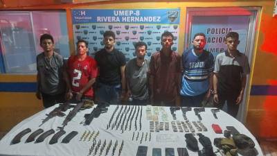 Los detenidos fueron presentados por las autoridades junto a las armas, droga y celulares que supuestamente les decomisaron.