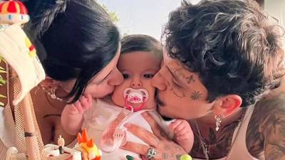 Christian Nodal y Cazzu junto a su hija Inti.