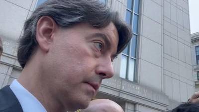 El abogado Renato Stabile da declaraciones a periodistas después de escuchar la sentencia contra Juan Orlando Hernández.