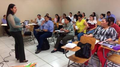<b><span class=mln_uppercase_mln>archivo.</span></b> Maestros cubanos capacitarán a los más de 60,000 docentes hondureños.<span class=mln_uppercase_mln> </span>