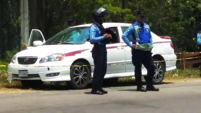 Escena del crimen resguardada por policías.