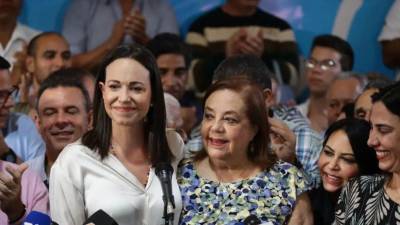 Antichavistas presentes durante una rueda de prensa.