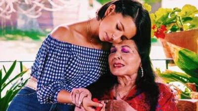 Ángela Aguilar en una foto de archivo junto a su abuela Flor Silvestre.