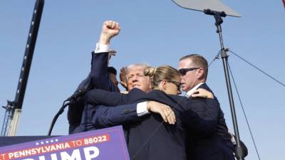 Trump fue rodeado por agentes del servicio secreto.