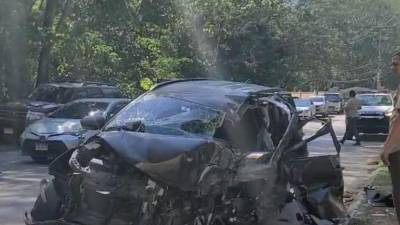 La camioneta quedó destruida por el impacto.