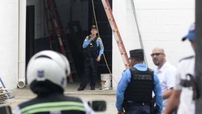 Agentes policiales llegaron para asegurar el área y verificar los detalles del incidente.
