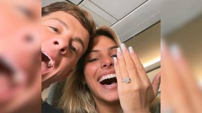 Guaynaa y su esposa Lele Pons presumiendo su anillo de bodas.