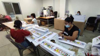 Personal del CNE cuentan las papeletas electorales de las pasadas elecciones en 2021.