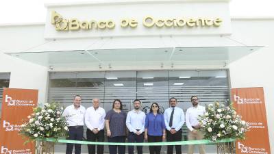 Ejecutivos de Banco de Occidente realizaron el corte de cinta oficial de la nueva sucurlas ubicada en la Plaza Rosamanda, de El Progreso, Yoro.