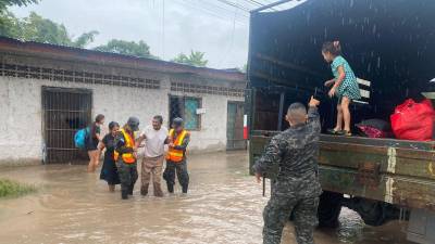 En zonas de riesgo del valle de Sula, personas militar y Copeco han evacuado a varias familias.