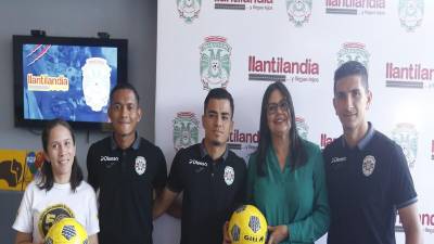 Diana García y Yanina ejecutivas de Llantilandia recibieron a los jugadores del Club Deportivo Marathon a la gran Firma de Autógrafos.