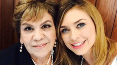 Aracely Arámbula y su madre doña Socorro.