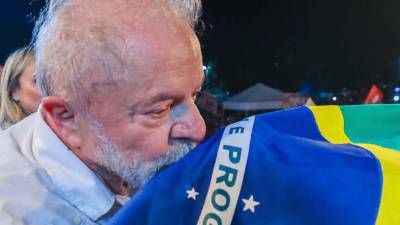 La victoria del presidente Luiz Inácio Lula da Silva sobre Flávio Bolsonaro en la segunda vuelta de las elecciones presidenciales de este domingo en Brasil refleja la capacidad del líder progresista para defender sus programas sociales y movilizar a los sectores que temían un regreso del bolsonarismo al poder.