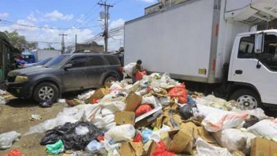 La zona de los mercados que recientemente limpiaron ya está sucia nuevamente por lo que el llamado es a cooperar a mantener la ciudad limpia.