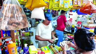 Muchas personas van a las abarroterías del mercado El Rápido para obtener productos a mejores precios. Foto Jessica Figueroa.
