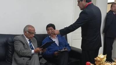 El presidente peruano fue captado en la sede de la prefectura de Lima tras su detención por las fuerzas de seguridad.