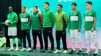 Jugadores del Marathón posan con la camiseta del centenario, una pieza con diseño retro que rinde homenaje a los 100 años de historia verdolaga.