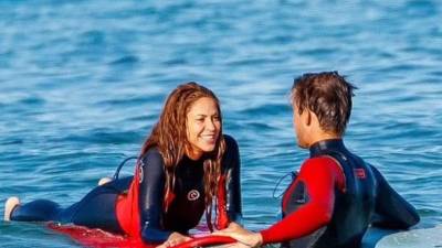 Shakira fue fotografiada junto a su joven instructor de surf; ambos intercambiaban risas, miradas de complicidad y tomados de la mano.