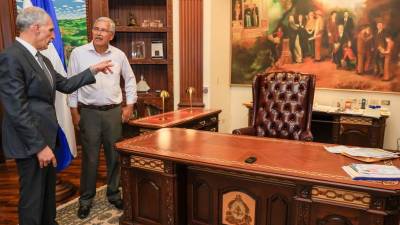 El trabajo artesanal de Heriberto Hernández recibió un homenaje especial en Casa Presidencial de parte del presidente Nasry Asfura, en un acto que resaltó la trayectoria de un maestro ebanista cuyo legado forma parte de la historia y la identidad nacional.
