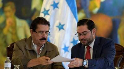 Fotografía de archivo del diputado Jorge Cálix junto al expresidente Manuel Zelaya Rosales.