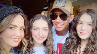 Andrea Legarreta y Erik Rubín junto a sus hijas.