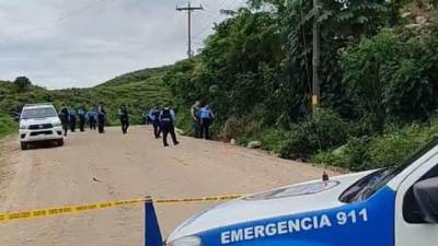 Agentes policiales acordonan la escena del crimen.