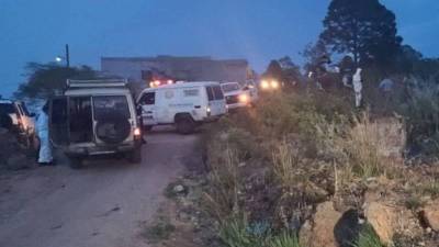 Personal de Medicina Forense en Los Pinos, donde acribillaron a dos jóvenes.