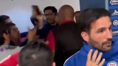 ¡Escándalo! Periodista denuncia golpes y amenazas del Cruz Azul