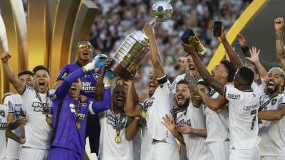 Botafogo celebrando con el trofeo de campeón de la Copa Libertadores 2024.