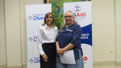 Diana Faraj de Larach, presidenta ejecutiva de Fundación Diunsa, y Robyn Braverman, directora de Sembrando Esperanza, durante la firma del Memorándum de Entendimiento.