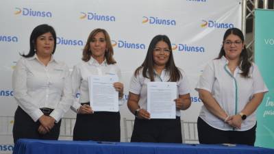 La mesa principal estuvo integrada por las representantes de Diunsa: Gladys Ramírez, gerente de RSE; y Diana Faraj de Larach, directora de RSE. En representación de Voces Vitales de Honduras: Sully Pacheco, directora ejecutiva; e Isis Durón, gerente de Programas.