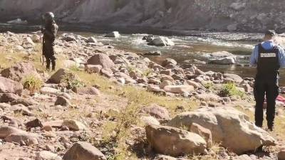 Policías acordonan la escena del crimen.