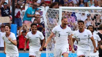 Jugadores de EUA celebrando uno de los cuatro goles marcados.