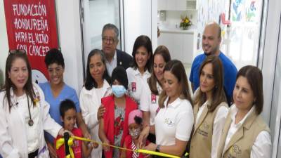 El equipo de la Fundación cortó la cinta simbólica felizmente, dando un por exitosa la inauguración de la remodelada y ampliada Sala de Consulta Externa de la Unidad de Hemato Oncología Pediátrica.