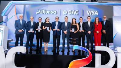 Autoridades de BAC y Diunsa durante la presentación oficial de la tarjeta Diunsa Visa de BAC, una alianza que impulsa la innovación financiera y los beneficios para los clientes en Honduras.