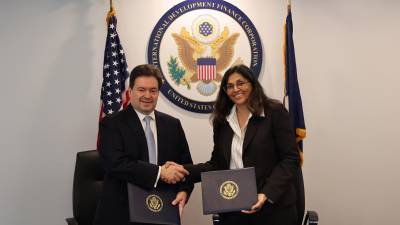 Guillermo Bueso, presidente ejecutivo de Banco Atlántida y Nisha Biswal, directora ejecutiva adjunta de DFC, firmaron el convenio.