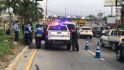 Escena del accidente de motocicleta ocurrido esta mañana en Choloma, sobre el bulevar que conduce hacia Puerto Cortés.