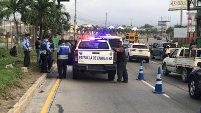 Escena del accidente de motocicleta ocurrido esta mañana en Choloma, sobre el bulevar que conduce hacia Puerto Cortés.