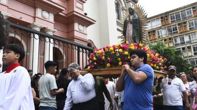 Los feligreses sampedranos en su recorrido en devoción a la virgen de Guadalupe.