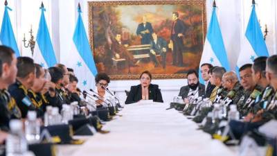 Fotografía de archivo de la presidenta Xiomara Castro dirigiendo reunión de Consejo de Defensa y Seguridad Nacional.