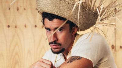 Bad Bunny cobrará cero dólares por el medio tiempo del Super Bowl LX, pero con el efecto post-show su catálogo podría dispararse a los 1,7 millones de dólares semanales y batir los récords de Rihanna y Kendrick Lamar ante una audiencia récord que prevé superar los 130 millones de espectadores. Es la operación financiera más rentable de la industria musical global.